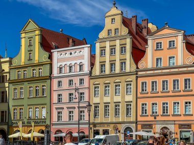 Wroclaw, Polonya, 22 Temmuz 2025: Wroclaw, Polonya 'daki Pazar Meydanı' nda gezen insanlar, tur otobüsleri, tezgahlar ve diğer etkinlikler.