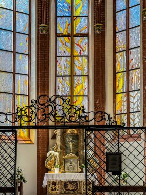 Wroclaw, Polonya, 22 Temmuz 2025: Wroclaw 'daki Pazar Meydanı' nda St. Elizabeth Garnizon Kilisesi 'nin içi. Ana sunağın arkasındaki lekeli cam pencere..