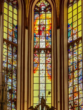 Wroclaw, Polonya, 22 Temmuz 2025: Wroclaw 'daki Pazar Meydanı' nda St. Elizabeth Garnizon Kilisesi 'nin içi. Ana sunağın arkasındaki pencere..