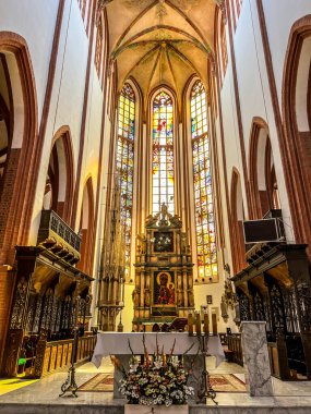 Wroclaw, Polonya, 22 Temmuz 2025: Wroclaw 'daki Pazar Meydanı' ndaki St. Elizabeth Garnizon Kilisesi.