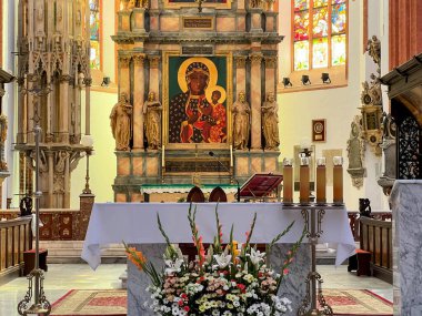 Wroclaw, Polonya, 22 Temmuz 2025: Wroclaw 'daki Pazar Meydanı' ndaki St. Elizabeth Garnizon Kilisesi.