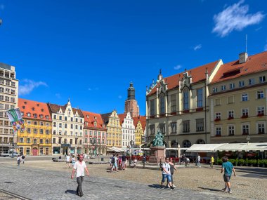 Wroclaw, Polonya, 22 Temmuz 2025: Renkli pansiyonlar, belediye binası ve Wroclaw Pazar Meydanı 'ndaki Aleksander Fredro anıtı.