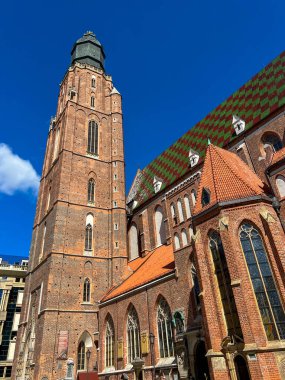 Wroclaw, Polonya, 22 Temmuz 2025: Wroclaw 'daki St. Elizabeth Garnizon Kilisesi' nde gözlem kulesi.