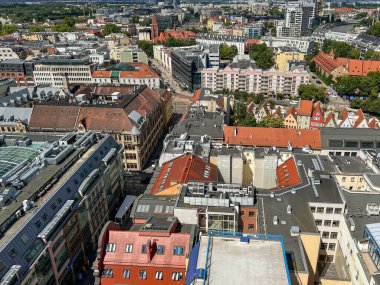 Polonya 'nın Wroclaw şehrinin manzarası, St. Elizabeth Garnizon Kilisesi' nin tepesinden, pazar meydanına yakın..