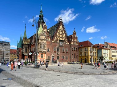 Wroclaw, 22 Temmuz 2025: Wroclaw 'daki Pazar Meydanı, tarihi binaları ve renkli cepheleriyle, güneşli havalarda.