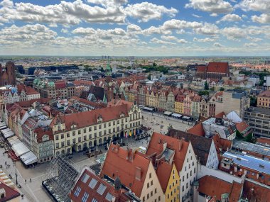 Polonya 'nın Wroclaw şehrinin manzarası, St. Elizabeth Garnizon Kilisesi' nin tepesinden, pazar meydanına yakın..
