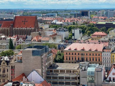 Polonya 'nın Wroclaw şehrinin manzarası, St. Elizabeth Garnizon Kilisesi' nin tepesinden, pazar meydanına yakın..