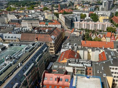 Polonya 'nın Wroclaw şehrinin manzarası, St. Elizabeth Garnizon Kilisesi' nin tepesinden, pazar meydanına yakın..