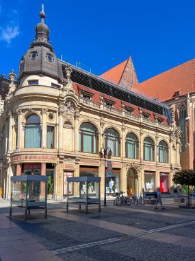 Wroclaw, Polonya, 22 Temmuz 2025: Monopol Oteli ve St. Stanislaus, St. Dorothy Kilisesi ve arkasında Wroclaw, Polonya 'daki St. Wenceslas Kilisesi.