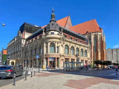 Wroclaw, Polonya, 22 Temmuz 2025: Monopol Oteli ve St. Stanislaus, St. Dorothy Kilisesi ve arkasında Wroclaw, Polonya 'daki St. Wenceslas Kilisesi.