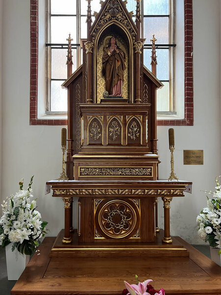 Вроцлав, Польша, 22 июля 2025 г.: Декоративный вход в здание Высшей технической организации (НЕ) по адресу ул. Йозефа Пилсудского 74 во Вроцлаве, с карликами перед входом.