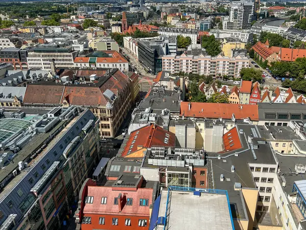 Polonya 'nın Wroclaw şehrinin manzarası, St. Elizabeth Garnizon Kilisesi' nin tepesinden, pazar meydanına yakın..