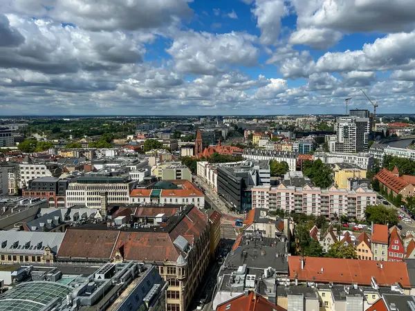 Polonya 'nın Wroclaw şehrinin manzarası, St. Elizabeth Garnizon Kilisesi' nin tepesinden, pazar meydanına yakın..