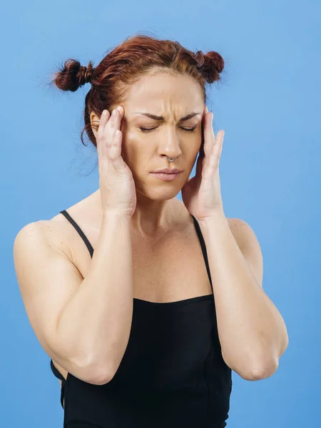 Güzel Kızıl Saçlı Kadın Mavi Arka Planda Baş Ağrısı Stresi — Stok fotoğraf