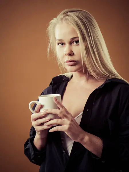 Wunderschöne Blonde Frau Trinkt Kaffee Über Braunem Hintergrund Stockbild