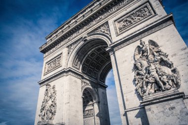 Paris, Fransa 'da güneşli bir günde Zafer Kemeri.