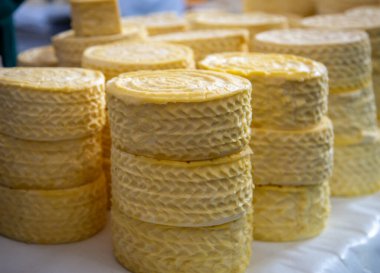 Cusco Peru 'da bir markette peynir çarkı