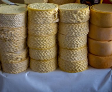 Cusco Peru 'da bir markette peynir çarkı