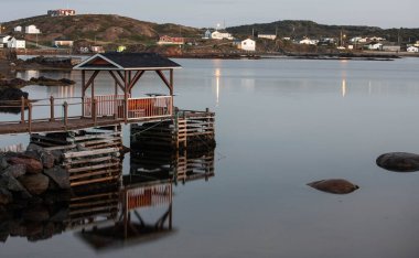Rıhtım Twillingate 'deki suya yansıyor. 