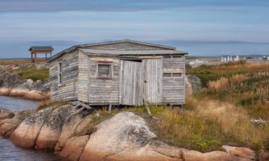 Newfoundland kıyısındaki ahşap binayı terk edin.
