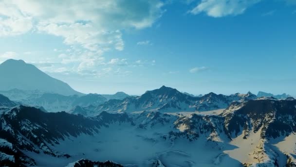 高山上的运动覆盖着白雪 明亮的阳光照亮了平原 黑暗的阴影笼罩在白雪上 — 图库视频影像