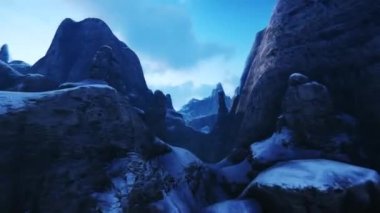 Dağ Geçidi 'nin içinden uçmak. Dağ manzaraları, doğal fenomenler ve ekoloji konulu 3D animasyon.