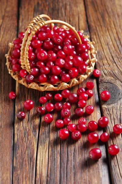 Colha Cranberries Vermelhas Frescas Cesta Vime Mesa Madeira Rústica — Fotografia de Stock