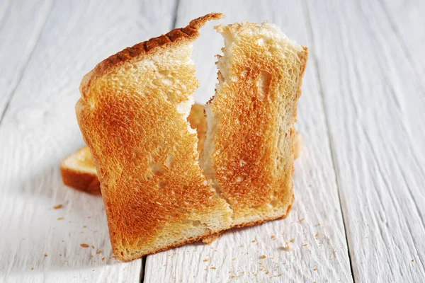 Σπασμένο Φρυγανισμένο Ψωμί Λευκό Ξύλινο Τραπέζι Close — Φωτογραφία Αρχείου