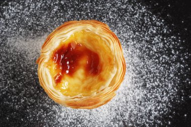 Siyah metal tepside Pastel de nata 'nın yakın çekimi