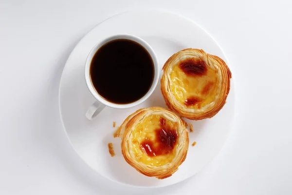 Типичный Португальский Яичный Пирог Чашкой Кофе Тарелке Белом Фоне Вид — стоковое фото