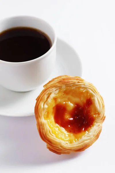 Типичный Португальский Пастель Ната Яичный Пирог Чашкой Кофе Белом Фоне — стоковое фото
