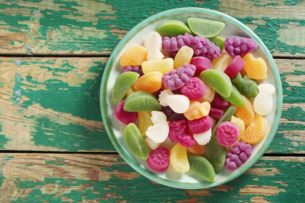 Mischung Aus Früchten Gummibonbons Auf Einem Teller Auf Altem Grünen — Stockfoto