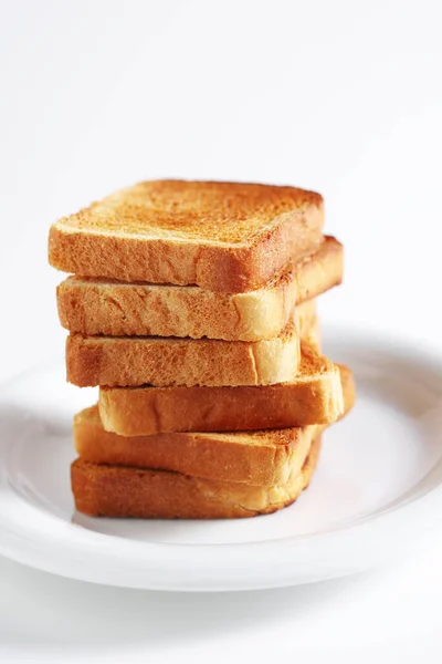 Шматочки Невеликого Підсмаженого Хліба Тарілці Білому Тлі — стокове фото