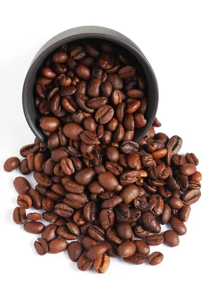 Kaffebönor Spill Skål Vit Bakgrund Närbild — Stockfoto