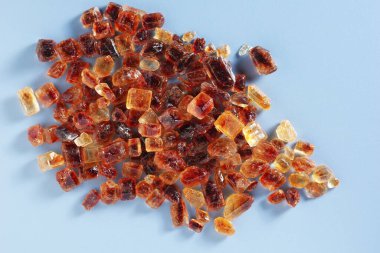 Mavi zemin üzerinde büyük karamelize şeker, üst görünüm