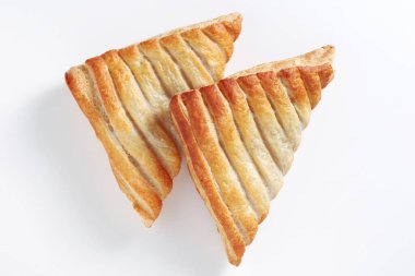 Beyaz arkaplandaki puf böreğinden elma üçgenleri, üst görünüm