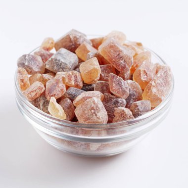 Beyaz arka planda cam kasede büyük boy karamelize şeker.