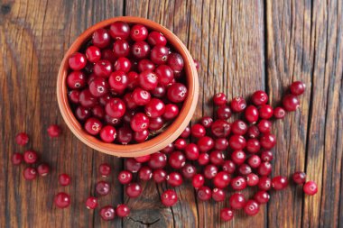 Eski ahşap masanın üstünde bir kase orman ineği.