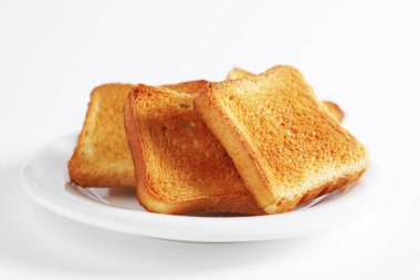 Beyaz zemin üzerinde küçük kızarmış ekmek dilimleri 