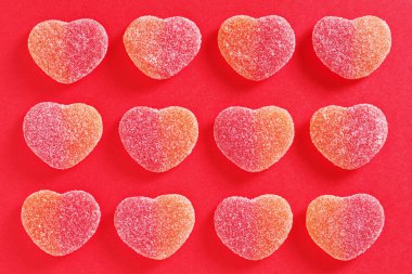 Kalp şeklinde jöle şekerler, üst manzara. Aşk arkaplanı.