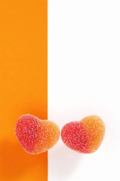 Heart Shaped Jelly Candy Pattern Two Color Background Top View — Φωτογραφία Αρχείου