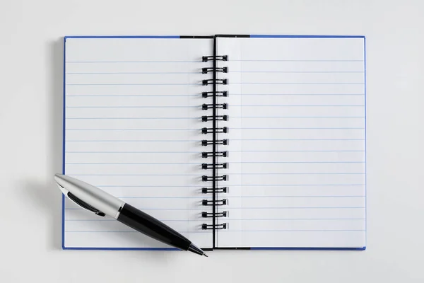 白色背景的记事本和钢笔 顶部视图 — 图库照片