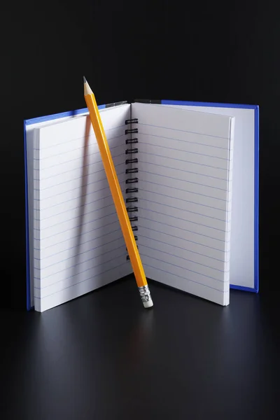 Notatnik Ołówek Czarnym Tle — Zdjęcie stockowe