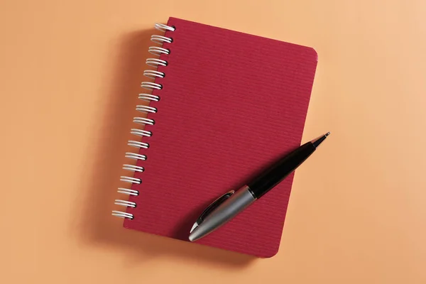 褐色背景的笔记本和钢笔 顶部视图 — 图库照片