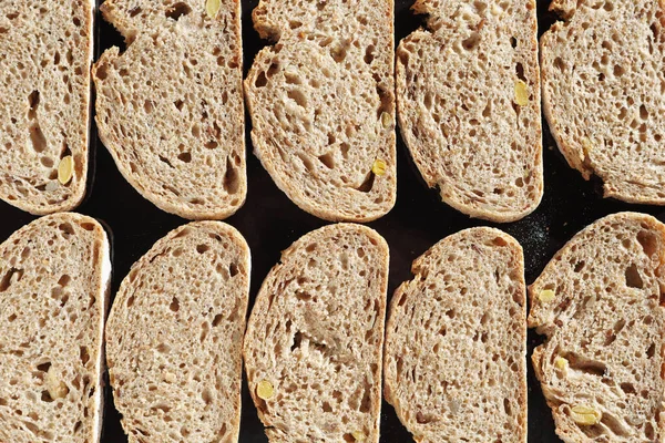 Фон Скибочок Хліб Насінням Чорному Лотку — стокове фото