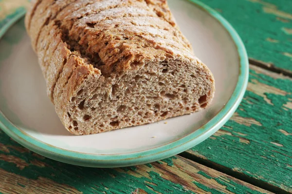 Кусочки Хлеба Семенами Тарелке Старом Зеленом Деревянном Столе — стоковое фото