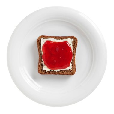 Beyaz arka planda izole edilmiş, çilek reçelli küçük çavdar ekmeği.