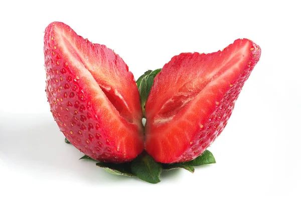 Zwei Erdbeerhälften Auf Weißem Hintergrund Nahaufnahme — Stockfoto