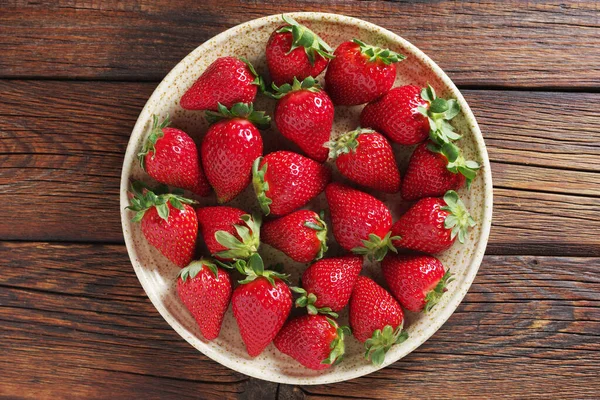Erdbeeren Teller Auf Holzgrund Draufsicht — Stockfoto