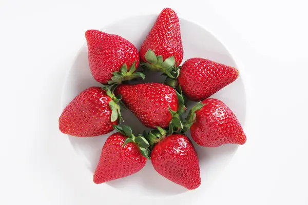 Erdbeeren Auf Einem Teller Auf Weißem Hintergrund Draufsicht — Stockfoto